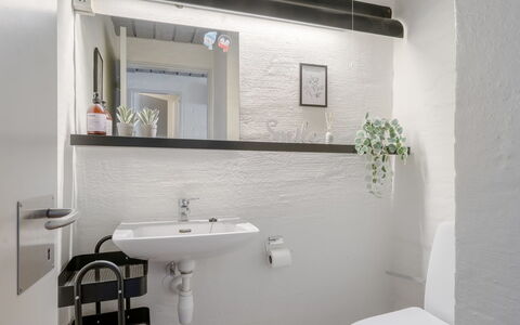 Alena - 50M from the Sea: Lavabo, Mur, Luminaire Plomberie, Salle De Bains, Design Intérieur, Évier, Miroir, Robinet, Sol, Plomberie