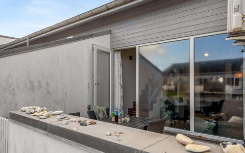 Alena - 50M from the Sea: Architecture, Domicile, Composite, Béton, Ombre, Daylighting, Siding, Balcon, Plante D'Appartement, Cour