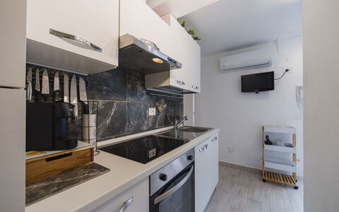 Dimora Little Dream: Comptoir, Cuisine, Principaux Appliance, Appareil De Cuisine, Design Intérieur, Sol, Sol, Meubles, Évier, Cabinetry