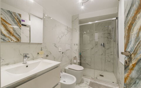 Dimora Little Dream: Sol, Sol, Design Intérieur, Luminaire Plomberie, Plomberie, Salle De Bains, Évier, Plafond, Robinet, Miroir