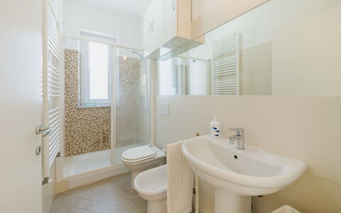 Terrazza Giardino: Sol, Sol, Design Intérieur, Luminaire Plomberie, Salle De Bains, Plafond, Lavabo, Évier, Plomberie, Robinet