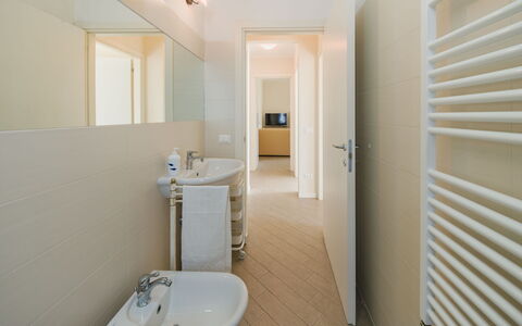 Terrazza Giardino: Sol, Sol, Design Intérieur, Mur, Luminaire Plomberie, Plafond, Salle De Bains, Lavabo, Éclairage, Pièce