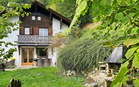 Chalet Scarbo: Bois, Maison, Arbuste, Chalet, Domicile, Zone Rurale, Porte, Printemps, Couverture De Sol, Jardin