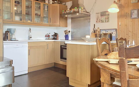 Chalet Scarbo: Meubles, Cuisine, Comptoir, Cabinetry, Appareil De Cuisine, Sol, Design Intérieur, Bois, Sol, Plafond