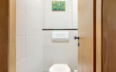 Chalet Scarbo: Mur, Sol, Salle De Bains, Siège De Toilette, Toilette, Luminaire Plomberie, Sol, Design Intérieur, Plomberie, Pièce