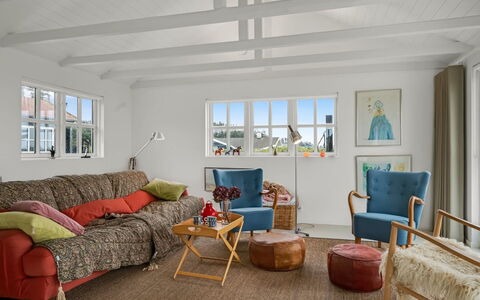 Aaran - 100M from the Sea: Meubles, Design Intérieur, Canapé, Mur, Sol, Salon, Plafond, Bois, Sol, Pièce