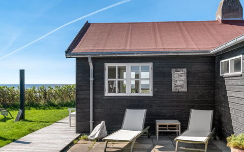 Aaran - 100M from the Sea: Bois, Maison, Chalet, Toit, Porte, Domicile, Siding, Porche, Planche, Plate-Forme