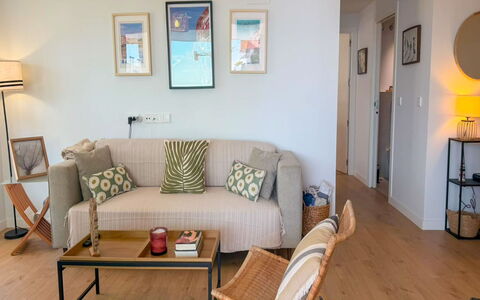 Residencial Áster: Meubles, Design Intérieur, Sol, Canapé, Sol, Mur, Bois, Pièce, Salon, Coussin
