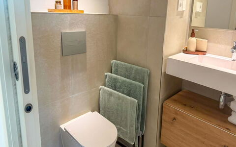 Residencial Áster: Luminaire Plomberie, Sol, Salle De Bains, Design Intérieur, Sol, Toilette, Armoire De Toilette, Plomberie, Siège De Toilette, Robinet