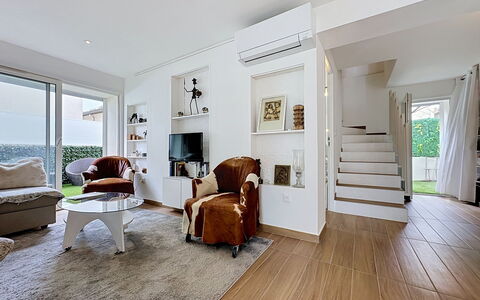 Les Boutons D'Or: Meubles, Design Intérieur, Sol, Sol, Mur, Plafond, Bois, Salon, Pièce, Domicile