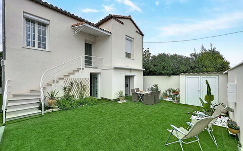 Les Boutons D'Or: Herbe, Maison, Zone Résidentielle, Domicile, Jardin, Pelouse, Lot Terre, Arrière-Cour, Cour