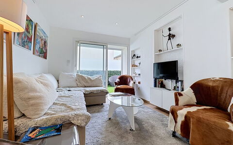 Les Boutons D'Or: Meubles, Design Intérieur, Canapé, Mur, Sol, Sol, Plafond, Salon, Pièce, Domicile