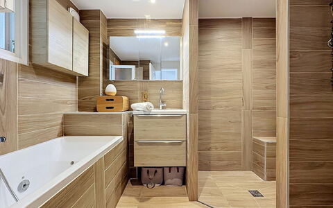 Les Boutons D'Or: Sol, Design Intérieur, Sol, Mur, Luminaire Plomberie, Bois, Armoire De Toilette, Salle De Bains, Évier, Lavabo