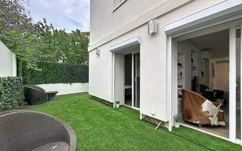Les Boutons D'Or: Jardin, Domicile, Pelouse, Arrière-Cour, Cour, Gazon Artificiel, Aménagement Paysager, Cour, Balcon, Allée