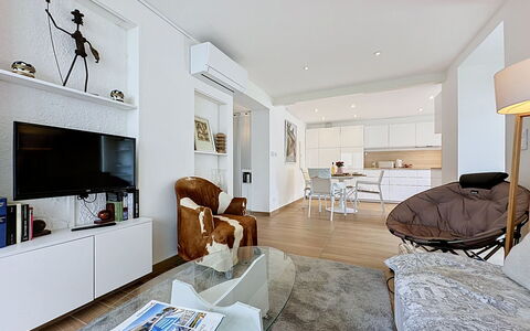 Les Boutons D'Or: Meubles, Design Intérieur, Sol, Mur, Canapé, Sol, Pièce, Plafond, Salon, Bois