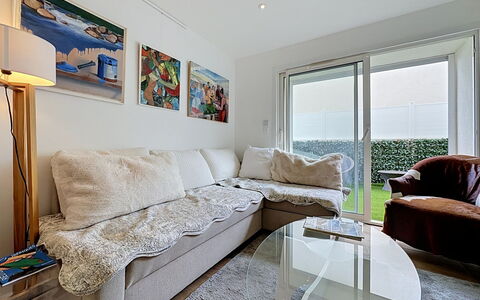 Les Boutons D'Or: Meubles, Design Intérieur, Canapé, Mur, Sol, Sol, Salon, Pièce, Plafond, Appartement