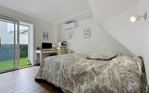 Les Boutons D'Or: Meubles, Lit, Design Intérieur, Sol, Chambre, Sol, Mur, Pièce, Bois, Plafond
