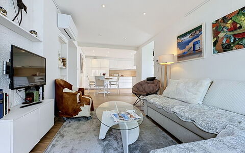 Les Boutons D'Or: Meubles, Design Intérieur, Canapé, Sol, Sol, Mur, Salon, Pièce, Plafond, Appartement