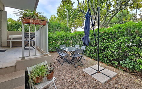 Les Floralies: Mobilier De Jardin, Meubles, Jardin, Ombre, Tableau De Plein Air, Chaise, Arrière-Cour, Aménagement Paysager, Cour