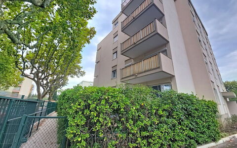 Les Floralies: Jour, Bâtiment, Zone Résidentielle, Appartement, Ville, Quartier, Architecture, Condominium, Arbuste, Design Urbain