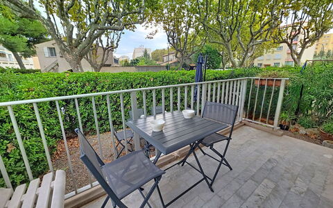 Les Floralies: Meubles, Mobilier De Jardin, Table, Tableau De Plein Air, Chaise, Porche, Balcon, Table Cuisine Et Salle A Manger, Ombre, Clôture