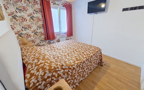 Les Floralies: Design Intérieur, Mur, Meubles, Chambre, Sol, Sol, Bois, Lit, Drap De Lit, Linge