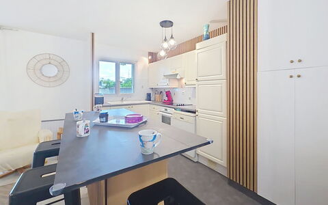 Les Floralies: Meubles, Design Intérieur, Cuisine, Sol, Comptoir, Bois, Plafond, Cabinetry, Appareil De Cuisine, Luminaire