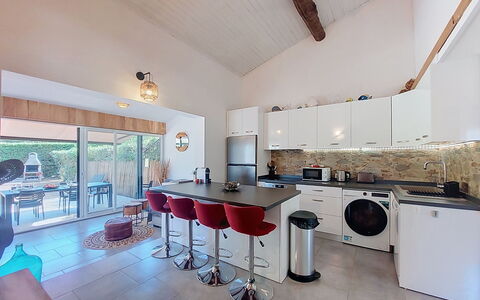 Mini Villa Mare Sole: Design Intérieur, Meubles, Sol, Plafond, Cuisine, Sol, Comptoir, Pièce, Électroménager, Éclairage