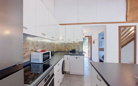 Mini Villa Mare Sole: Cuisine, Comptoir, Sol, Appareil De Cuisine, Design Intérieur, Sol, Principaux Appliance, Plafond, Cabinetry, Bois