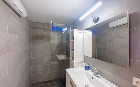 Mini Villa Mare Sole: Sol, Luminaire Plomberie, Sol, Salle De Bains, Lavabo, Design Intérieur, Évier, Robinet, Armoire De Toilette, Plomberie