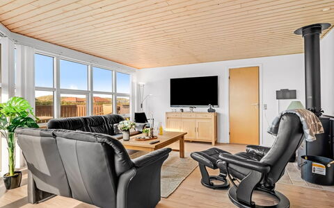 Aarthi - 300M from the Sea: Meubles, Design Intérieur, Sol, Bois, Sol, Canapé, Plafond, Chaise, Salon, Table