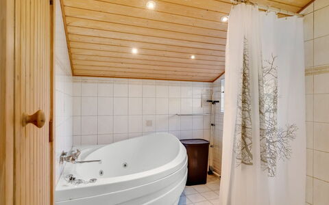 Aarthi - 300M from the Sea: Sol, Design Intérieur, Luminaire Plomberie, Salle De Bains, Sol, Baignoire, Bois, Plafond, Plomberie, Robinet
