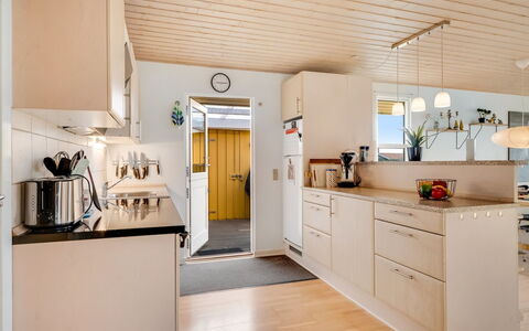 Aarthi - 300M from the Sea: Comptoir, Sol, Cuisine, Design Intérieur, Meubles, Bois, Cabinetry, Appareil De Cuisine, Sol, Plafond