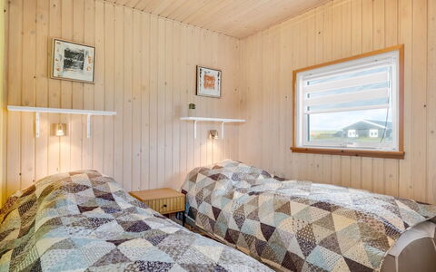 Aarthi - 300M from the Sea: Bois, Chambre, Plafond, Sol, Design Intérieur, Sol, Lit, Domicile, Drap De Lit, Pièce