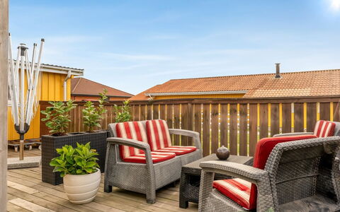 Aarthi - 300M from the Sea: Bois, Meubles, Plate-Forme, Domicile, Mobilier De Jardin, Tache De Bois, Appartement, Parquet, Porche, Chaise