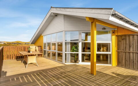 Aarthi - 300M from the Sea: Bois, Architecture, Domicile, Porte, Composite, Porche, Planche, Chalet, Tache De Bois, Dur