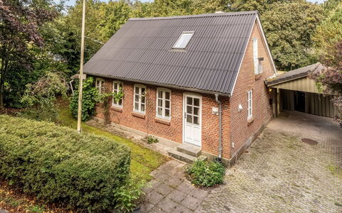 Terese - 200M to the Fjord: Herbe, Arbuste, Toit, Maison, Chalet, Domicile, Jardin, Biens, Ferme