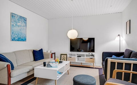 Terese - 200M to the Fjord: Meubles, Design Intérieur, Sol, Mur, Bois, Sol, Plafond, Pièce, Salon, Canapé