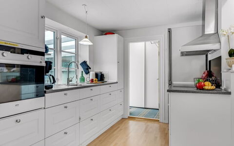 Terese - 200M to the Fjord: Cuisine, Appareil De Cuisine, Cabinetry, Sol, Comptoir, Principaux Appliance, Design Intérieur, Bois, Sol, Électroménager