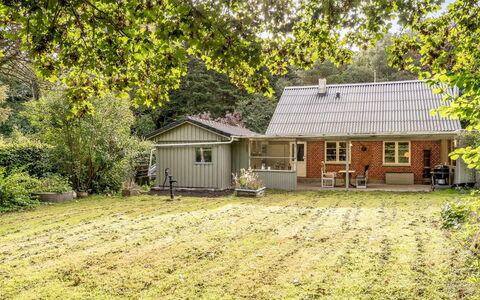 Terese - 200M to the Fjord: Herbe, Maison, Arbuste, Chalet, Toit, Domicile, Zone Rurale, Ferme, Jardin