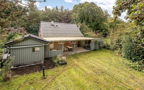 Terese - 200M to the Fjord: Toit, Maison, Chalet, Arbuste, Domicile, Zone Rurale, Jardin, Siding, Biens