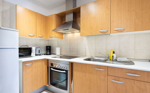 Balandros Sun: Cuisine, Comptoir, Principaux Appliance, Cabinetry, Appareil De Cuisine, Bois, Design Intérieur, Sol, Meubles, Sol