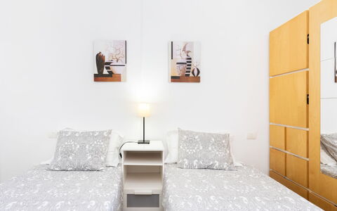 Balandros Sun: Meubles, Lit, Design Intérieur, Chambre, Mur, Sol, Sol, Bois, Pièce, Drap De Lit