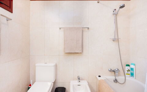 Balandros Sun: Salle De Bains, Luminaire Plomberie, Siège De Toilette, Toilette, Sol, Évier, Lavabo, Sol, Design Intérieur, Robinet