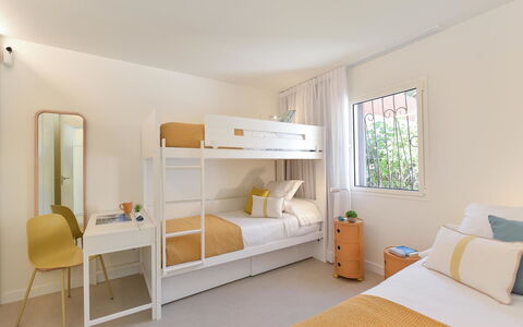Red Rocks: Lit, Meubles, Chambre, Design Intérieur, Literie, Sol, Drap De Lit, Sol, Plafond, Cadre De Lit