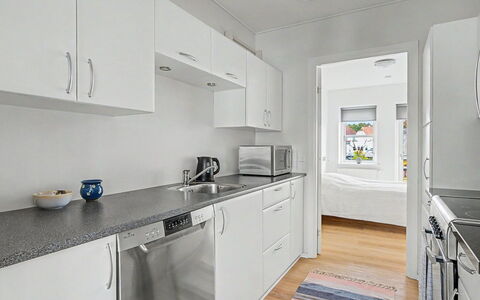 Leefke - 200M from the Sea: Cuisine, Sol, Principaux Appliance, Appareil De Cuisine, Bois, Sol, Design Intérieur, Comptoir, Plafond, Parquet