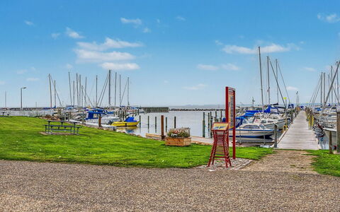 Leefke - 200M from the Sea: Marina, Bateau, Quai, Navire, Cotiers Et Relief Océaniques, Mer, Côte, Mât, Port