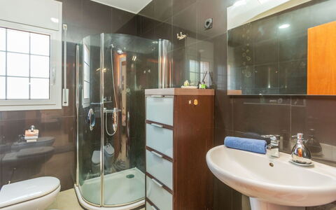 Anchoa: Salle De Bains, Luminaire Plomberie, Design Intérieur, Sol, Lavabo, Évier, Sol, Robinet, Toilette, Plomberie