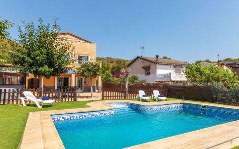 Anchoa: Piscine, Jardin, Clôture, Arrière-Cour, Aménagement Paysager, Biens, Pelouse, Cour, Ombre, Ferme