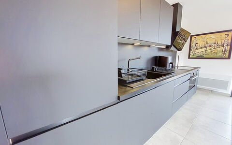 Les Alizés: Cuisine, Appareil De Cuisine, Comptoir, Principaux Appliance, Sol, Design Intérieur, Cabinetry, Cuisinière, Électroménager, Bois